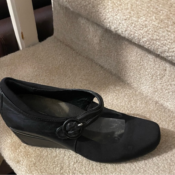 Black stretchy sleek shoe with 1”wedge heel - Picture 7 of 10
